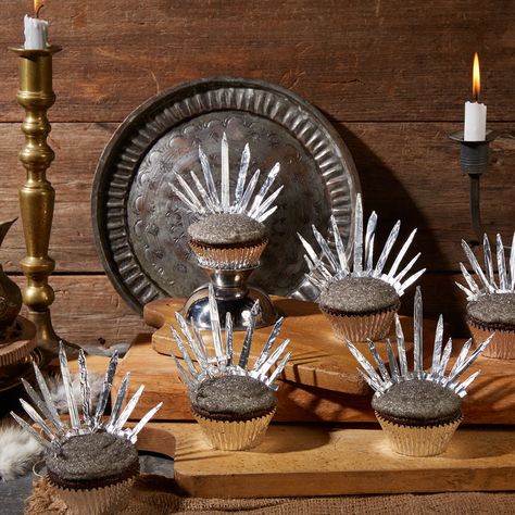 Game of Thrones is about the Iron Throne, after all, so no party would be complete without these edible replicas Game Of Thrones Food, Game Of Thrones Decor, Game Of Thrones Birthday, Game Of Thrones Premiere, Game Of Thrones Theme, Game Of Thrones Party, Game Of Thrones Facts, The Iron Throne, Game Of Thrones Quotes