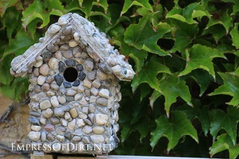 Stone birdhouses are easy to make and, with the right materials, can be kept in the garden year-round. The trick is to use a sturdy wood birdhouse as the base, and attach stones with the right adhesive for a lasting bond. All the information is in this tutorial. Stone Birdhouses, Diy Rock Garden, Birdhouse Plans, Recycled Garden Art, Wood Birdhouses, Bird House Plans, Unique Bird Houses, Bird House Kits, Birdhouse Designs