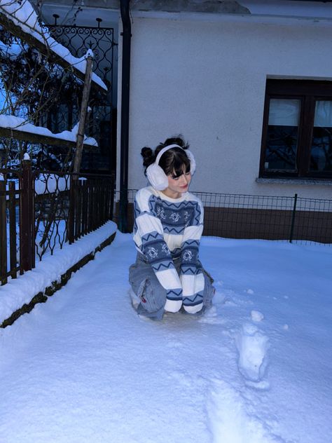 a girl with white earmuffs chilling in snow with a cozy knitted sweater Winter Outfits Aesthetic Vintage, Kawaii Winter Outfits, Snow Bunny Outfit, Earmuffs Outfit, Cute Gyaru, Aesthetic Snow, Winter Outfits Snow, Fairy Outfit, Winter Outfits Aesthetic