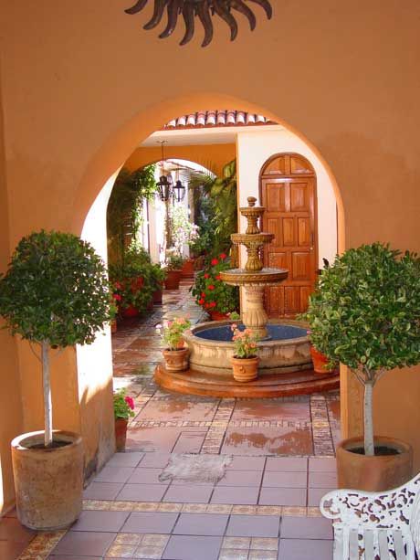 I LOVE LOVE LOVEEEEEE THIS! The style I want for my dream house. Fountain in mexican house courtyard #omnivorus.com Style Hacienda, Mexican Style Homes, House Courtyard, Spanish Courtyard, Mexican House, Patio Fountain, Hacienda Homes, Houses In Mexico, Mexican Hacienda