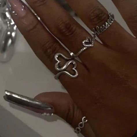 Silver Rings Black Women, Silver Jewellery Black Women, Rings Aesthetic Black Women, Silver Jewelry Black Women, Stylish Jewelry Accessories, Pandora Bracelet Charms Ideas, Xoxo Jewelry, Girly Bracelets, Wrist Jewelry