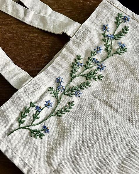 One Colour Embroidery, Embroidery Flower Easy, Floral Embroidery Ideas, Leaf Stiching Embroidery Design, Diy Embroidery Gift Ideas, Embroidery Patterns Clothes, How To Embroider Small Flowers, Embriodary Design Ideas Easy, Embroidery Clothes Ideas