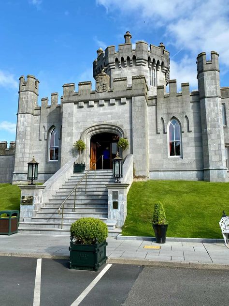 What to expect staying at Dromoland Castle, Ireland - the beautiful castle entrance & welcome Dromoland Castle Ireland, Castle Facade, Irish Homes, Castle Entrance, Modern Castle, Castle Ireland, Stay In A Castle, Mansion Ideas, Small Castles