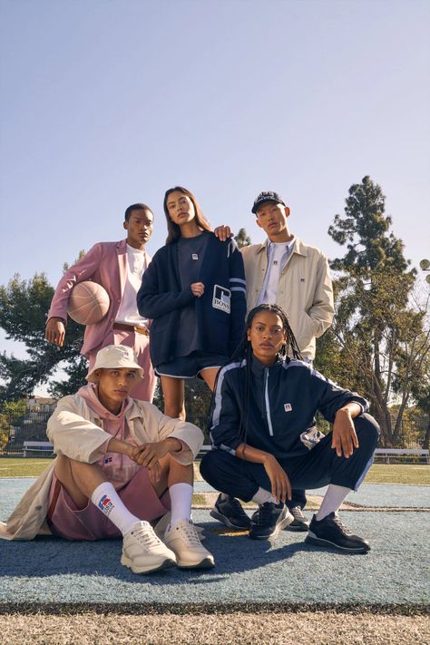 Sports Photoshoot, Streetwear Photoshoot, Group Photo Poses, Group Poses, 사진 촬영 포즈, Group Photography, Group Pictures, Foto Vintage, Russell Athletic