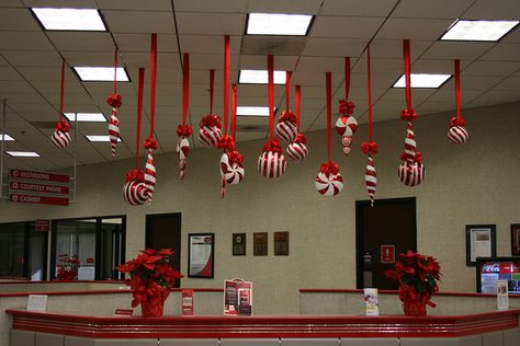 if I could figure away to do this at home without ruining the ceiling...above dining table would be so cute Christmas Ceiling Decorations, Deco Table Noel, Office Christmas Party, Office Cubicle, Office Christmas Decorations, Christmas Classroom, Office Christmas, Office Holiday, Candy Land Christmas