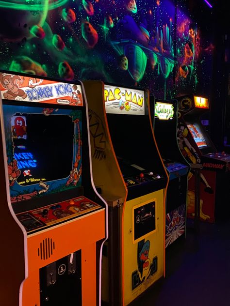 Arcade Aesthetic, Small Town Mystery, Retro Games Wallpaper, Retro Arcade Machine, Arcade Room, Barbershop Design, 1980s Design, 80s Vibes, Retro Arcade