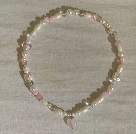 Pink Pearl Beaded Necklace, Pink Necklace Ideas, Pink Coquette Necklace, Couqutte Necklace, Pink And Pearl Necklace, Croquette Necklace, Aesthetic Necklaces Beads, Diy Pink Necklace, Pink Beaded Necklaces