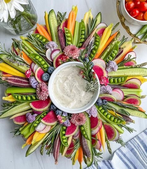 Beautiful Ideas for the Best Spring and Easter Charcuterie Boards Crudite Platter Ideas, Valentines Meal, Easter Themed Treats, Dairy Free Dressing, Dressing Salad, Crudite Platter, Display Tables, Family Brunch, Vegetable Platter