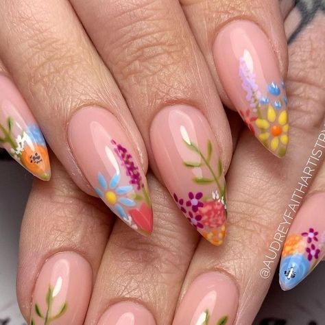 Nail Art Spring Flowers, Flower And Leaf Nails, Bright Floral Nail Designs, Floral Nails 2024 Trends, Spring Cute Nails, Almond Nails Floral Design, Stilleto Nails Flowers, May Flowers Nails, Easter Floral Nails