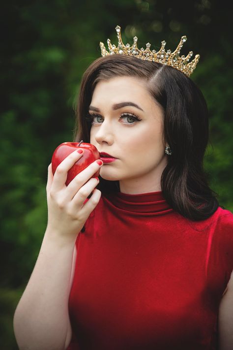 Hairstyles For Princess, Fairytale Portrait, Snow White Photoshoot, Snow White Photography, Snow White Makeup, Snow White Photos, Snow White Wedding, White Wedding Inspiration, Braided Hairdo