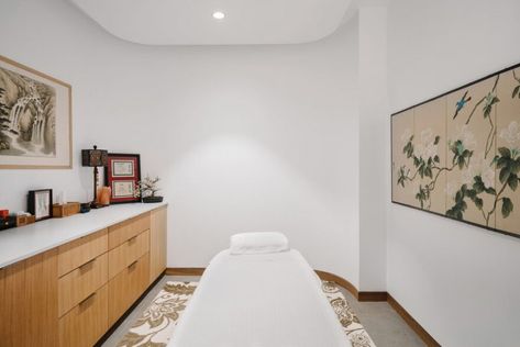 Alive + Well Wellness Center / Matt Fajkus Architecture Spa Room Ideas Estheticians, Massage Room Decor, Salon Interior Design Ideas, Hair Salon Interior Design, Home Spa Room, Nail Salon Interior Design, Beauty Salon Interior Design, Nail Salon Interior, Esthetician Room Decor