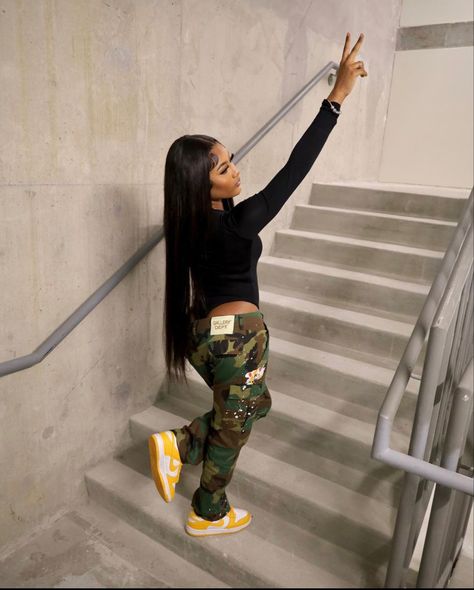 Baggy Pants Outfit Black Women, Poses For Pictures Black Women, Gallery Dept Outfit Black Women, Camo Pants Outfit Black Women, Poses From The Back, Cute Poses For Pictures Instagram, Black Baddies Outfit, Baddie Pants, Poses For Pictures Instagram Standing