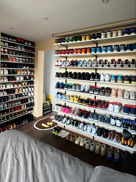 Sneakerhead Bedroom, Closet Minimalista, Functional Closet, Sneakerhead Room, Sneaker Closet, Shoe Store Design, Sneaker Displays, Sneakers Design, Hypebeast Room