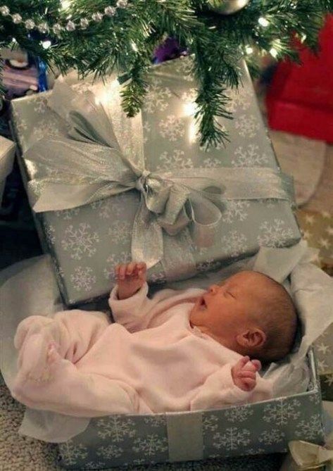 Picture Ideas for Baby's First Christmas - Life With My Littles Newborn Christmas Pictures, Baby Christmas Photography, Newborn Christmas Photos, Christmas Baby Pictures, Foto Kids, Baby Milestones Pictures, Baby Christmas Photos, Idee Babyshower, Newborn Baby Photoshoot