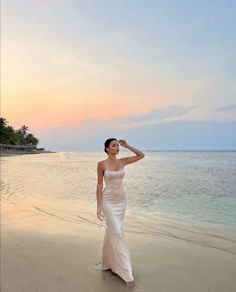 Beach Dress Pictures, Beach Sunset Photoshoot, Beach Dress Photoshoot, Beach Evening, Beach Photo Inspiration, Beach Instagram Pictures, Summer Picture Poses, Beach Pictures Poses, Long Beach Dress