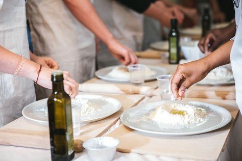 Pizza making Class in Naples - The Best Cooking Class Eat and Walk Italy Combo Pizza, Rome Pizza, Italy Cooking Class, Naples Pizza, Authentic Italian Pizza, Rome Food, Pizza Chef, Types Of Pizza, Make Your Own Pizza