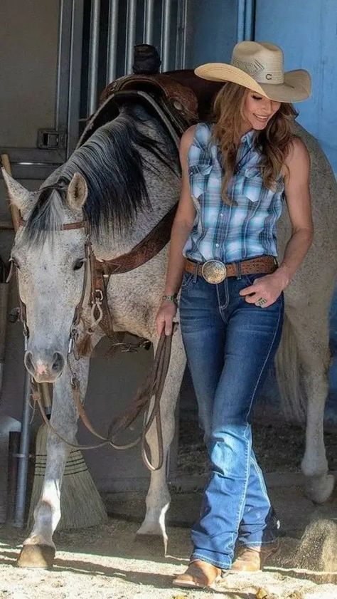 Cowgirl Outfits Ideas: How to Pull off Without Looking Old-Fashioned Farmer Outfit, Cowgirl Pictures, Cowgirl Style Outfits, Cowgirl Look, Bota Country, Farm Clothes, Wilde Westen, Cowboy Girl