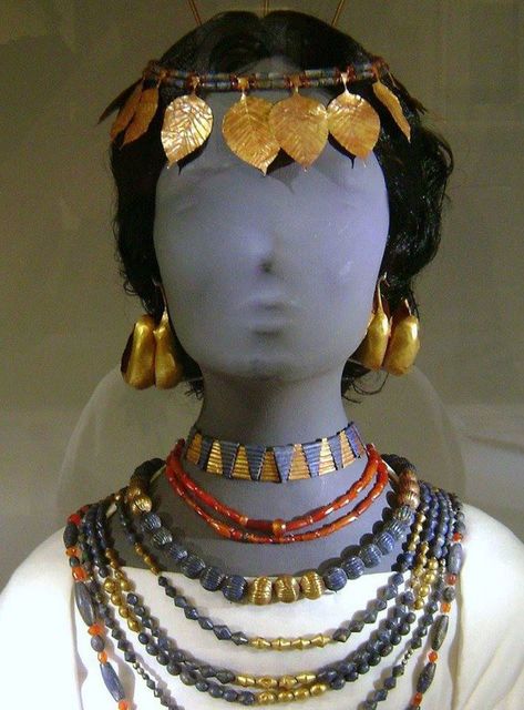 Golden jewellery set of Sumerian woman from Ur (Iraq), c. 2600-2400 BC. Sumerian Clothing Women, Ancient Egyptian Jewelry Museums, Sumerian Fashion, Sumerian Woman, Sumerian Clothing, Sumerian Jewelry, Golden Jewellery Set, Sumerian Art, Ancient Egypt Projects