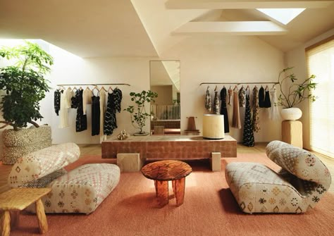 Kelly Wearstler Interiors - Retail Store Design: The Ulla Johnson flagship store in West Hollywood exudes boho design. The space features an area rug in pink, a coffee table in the center of the room, accent chairs, and boutique store displays. Tap the pin to explore more of this store design and to see other ideas for a boutique interior. #RetailDesign #BohemianLivingRoom #ClothingStores Kelly Wearstler Interiors, Timber Staircase, Retail Space Design, Warehouse Design, American Interior, Cottage Renovation, Carlo Scarpa, Retail Store Design, Kelly Wearstler