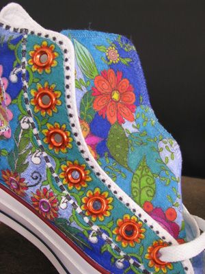 Sharpie Art on Converse All Star tennis shoes. Had a crazy dream last night about something like this...... Art On Converse, Sharpie Shoes, Project 50, Mundo Hippie, Painted Shoes Diy, Painting Shoes, Painted Canvas Shoes, Sharpie Crafts, Painted Clothing