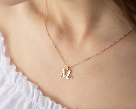 Welcome to our Etsy shop, where we believe in the beauty of simplicity and personal expression. We are thrilled to present our Minimal Heart Letter Pendant, a chic and stylish accessory that speaks volumes about your unique style and personality. Handcrafted with love and care, this pendant is more than just a piece of jewelry - it's an expression of who you are. Expertly crafted from high-quality materials, the pendant features a sleek, minimal heart design with an initial of your choice delica Bridesmaid Jewelry Gift, 14k Gold Initial Necklace, Locket Design, Unique Statement Necklace, Gold Initial Necklace, Heart Letter, Bridesmaid Gifts Jewelry, Letter Gifts, Initial Necklace Gold