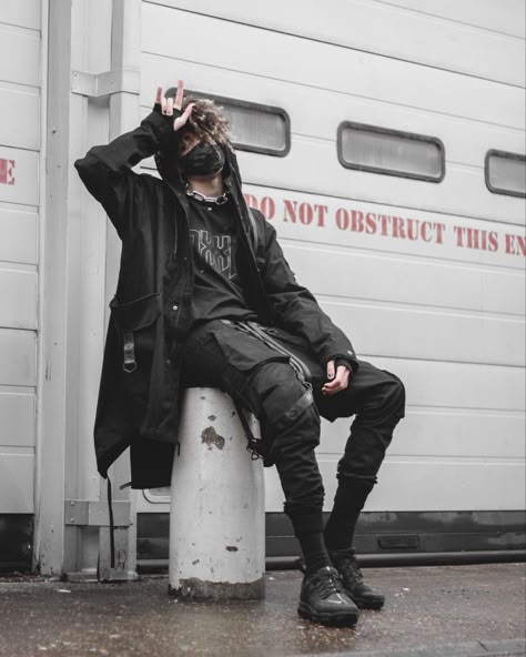 Techwear Futuristic Grunge Fashion, Goth Aesthetic Outfits Men, Halsey About Face, Bold Clothes, Aesthetic Techwear, Futuristic Grunge, Oscar Style, Techwear Women, Rocker Fashion