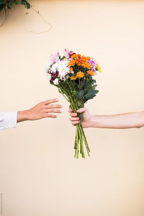 Hand Holding Flower Reference, Rose Flowers Drawing, Flower Reference, Hands Holding Flowers, Creative Advertising Photography, Bouquet Photography, Giving Flowers, Flower Photoshoot, Flower Business