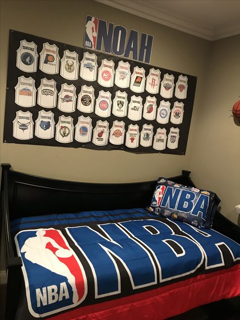 NBA bedroom Nba Bedroom Ideas, Lakers Bedroom, Basketball Room Ideas For Boys, Basketball Room Ideas, Nba Room, Nba Bedroom, Basketball Themed Bedroom, Basketball Theme Room, Basketball Bedroom