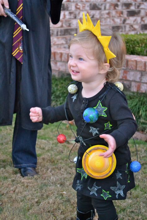 Solar System costume! She was our addition to a Big Bang Theory themed halloween! Toddler Ipad, Space Themed Outfits, Space Costume, Space Costumes, Hallowen Ideas, Diy Space, Diy Costumes Kids, Space Party, Creative Valentines