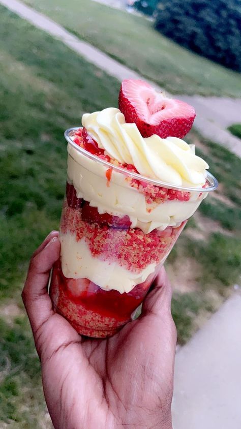 Strawberry Shortcake Cheesecake Cups, Strawberry Shortcake In A Cup, Strawberry Shortcake Dessert Cups, Strawberry Shortcake Baby Shower Ideas, Strawberry Cheesecake Cups Recipe, Cake Recipes Strawberry, Strawberry Cake Aesthetic, Strawberry Shortcake Cups, Cake Recipe Strawberry