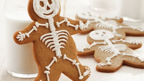 Gingerbread Skeletons Recipe ... Skeleton Cookies, Tårta Design, Postres Halloween, Halloween Baking, Dancing Skeleton, Ginger Cookies, Halloween Cookies, Halloween Recipes, Betty Crocker