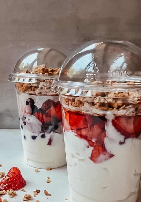 Easy breakfast parfait | the olive tree Yogurt Parfait To Go, Fruit Parfait Aesthetic, Easy Food Business Ideas, Yogurt Business Ideas, Parfait Packaging, Yogurt Parfait Aesthetic, Parfait To Go, Granola Parfait Cups, Parfait Aesthetic