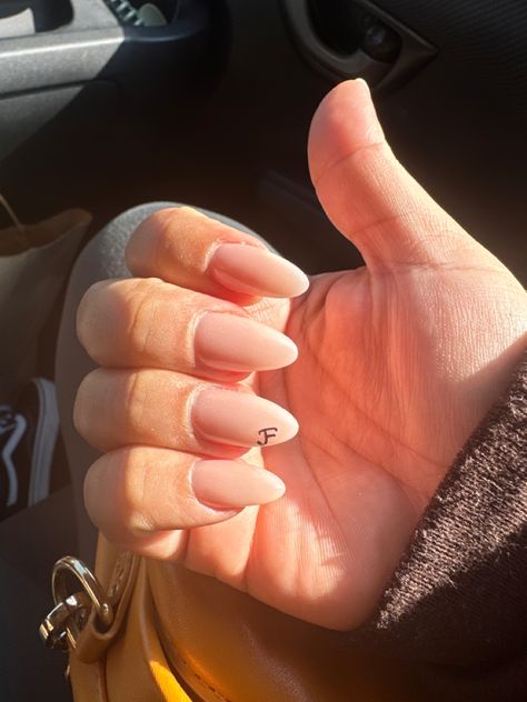 Bride Nails With Initials, Nails With F Initial, Nails Boyfriend Initial, Nails For Boyfriend, Uñas Color Natural, Almond Nails With Initial, Nails Initial Boyfriend, Ljetni Nokti, Nails With An Initial