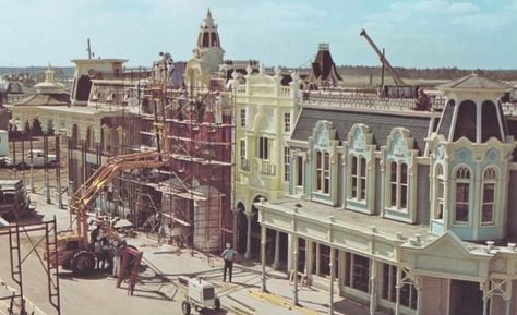 Construction of building facades on Main Street 1970 Walt Disney Imagineering, Orlando Parks, Disney Imagineering, Florida City, Main Street Usa, Disney Memories, Disneyland California, Vintage Disneyland, Disney Favorites