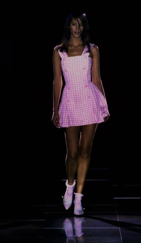 Versace Pink Runway, 90s Versace Runway, Versace 90s Runway, Versace Runway 90s, Barbie Runway, Moschino Runway, Gianni Versace Dress, Valentino Suit, Pink Runway