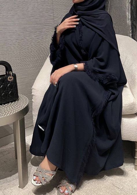 Black Abaya Outfit, Abaya Pics, Abaya Style Dubai, Abaya Photography, Hijabi Dubai, Abaya Girl, Abaya Designs Dubai, Khaleeji Abaya, Black Abaya Designs