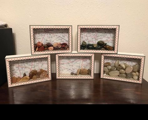 Small Rock Display Ideas, Displaying Rocks From Vacation, Ways To Display Rocks, Rock Display Ideas, Rock Collection Box, Michigan Crafts, Rock Collection Display, Rock Hunting, Travel Keepsakes