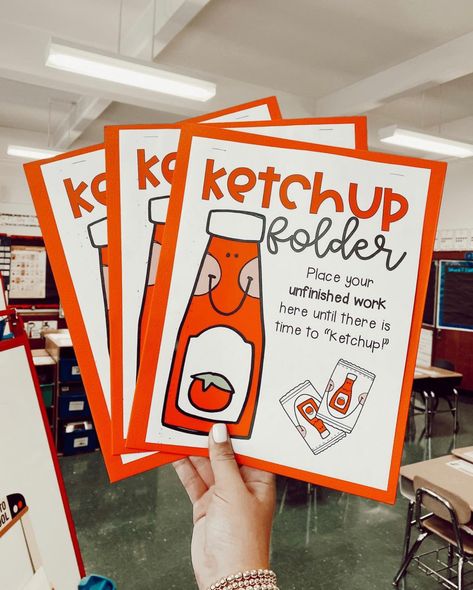 Classroom Themes For 3rd Grade, Kindergarten Must Haves, Ketchup Folder, First Year Teacher Must Haves, Cute Classroom Ideas, Teacher Organization Ideas, Future Educator, Teacher Aide, Teaching Classroom Decor