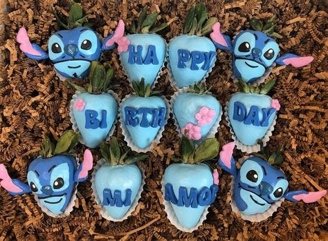 Brianna on Instagram: “Stitch strawberries 💙🌺 . . #chocolatecoveredstrawberries #chocolate #dippedstrawberries #chocolatestrawberries🍓 #stitchstrawberries…” Lilo And Stitch Chocolate Covered Strawberries, Stitch Chocolate Covered Strawberries, Lilo And Stitch Treats, Disney Chocolate Covered Strawberries, Stitch Treats, Stitch Desserts, Stitch Strawberries, Decorated Strawberries, Stitch Bday