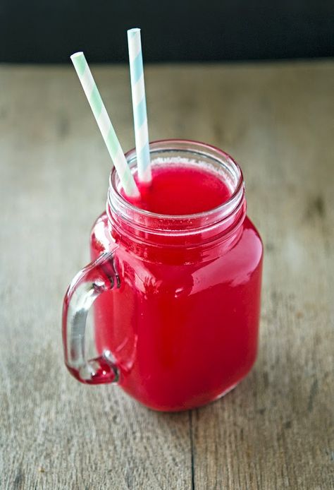 Beet, Carrot, Ginger and Apple Juice (The Pre-Workout Boost) When Your Sick, Red Juice Recipe, Smoothie Benefits, Red Juice, Best Fast Food, Gala Apples, Juicing Benefits, Carrot And Ginger, Healthy Juice Recipes