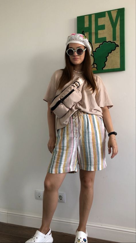 Crocs Ootd, Platform Crocs, Beige T Shirt, Crochet Beret, Fashion Crochet, Streetstyle Fashion, Striped Shorts, Crossbody Bag, Ootd