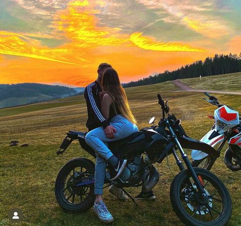 Motocross Couple Pictures, Motorbike Couple Goals, Dirt Bike Couple Pictures, Moto Couple, Dirt Bike Couple, Couple Moto, Motocross Couple, Photo Moto, Motorcycle Couple Pictures