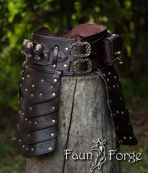 Hero Tasset Belt  -All tasset are now done with round studs - square studs are now obsolete. Size Range: 69cm (27inch) to 115cm (45inch) Larger sizes can be done - custom order. Its a part of Witcher armor set - Belt with fixed tasset from both sides. Belt has fastening on front and wide adjustment on the back. Belt have side straps for holind purses - aditional purses are optional Leather Adventure Belt, Larp Rogue, Witcher Armor, Diy Leather Belt, Armor Belt, Medieval Belt, Leather Bracers, Leather Armor, Belt Fashion