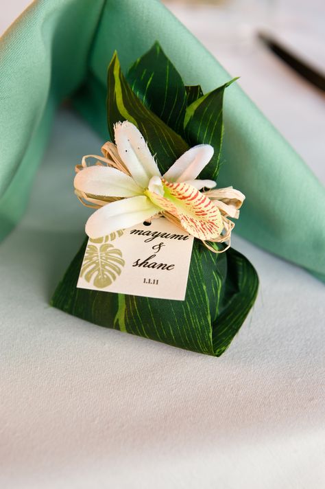 For a tropical wedding - the favor is wrapped in a leaf and decorated with orchid Art Deco Wedding Favors, Hawaiian Wedding Favors, Tropical Wedding Favor, Brown Things, Wedding Favors And Gifts, Wedding Souvenir, Wedding Favors Cheap, Beach Wedding Favors, Hawaiian Wedding