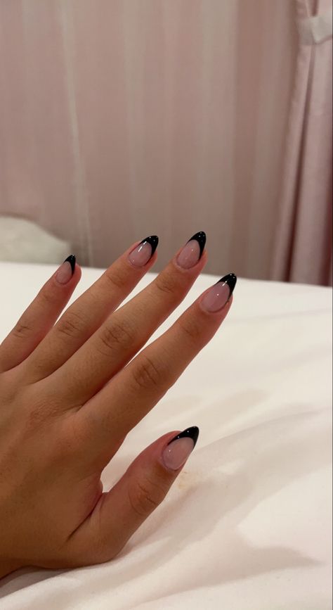 Black French Nails Almond Short, Almond Acrylic Nails Black Tips, Black French Tip Almonds, Almond Nails With Black French Tip, Oval Nails French Tip Black, Oval Nails With Black Tips, Black French Tip Almond Acrylic Nails, French Black Almond Nails, Oval Shaped Black Nails