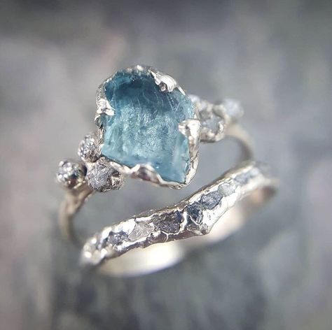 Raw Crystal Jewelry, Dream Engagement Rings, Pretty Rings, Fantasy Jewelry, Gold Diamond Rings, Men's Jewelry, Pretty Jewellery, Unique Engagement Rings, Bridal Rings