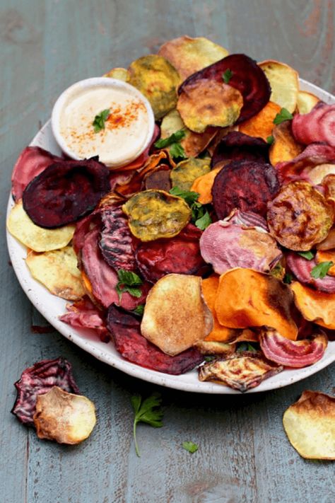 Baked Veggie Chips, Tahini Dipping Sauce, Healthy Chips Recipe, Vegetables Chips, Healthy Chips, Vegetable Chips, Veggie Chips, Root Veggies, Meatless Main Dishes