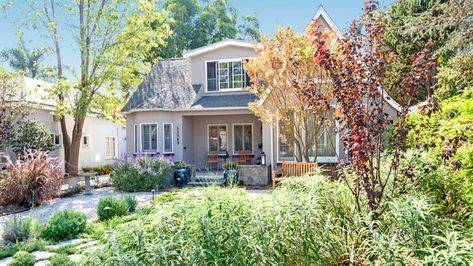 House Facade Ideas, Low Maintenance Landscaping Front Yard, Facade Ideas, Front Yards Curb Appeal, English Garden Design, Succulent Landscape Design, Drought Tolerant Garden, Toluca Lake, Drought Tolerant Landscape