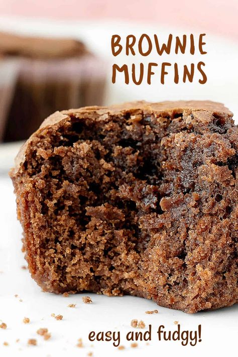 An irresistible and easy brownie muffin recipe for chocolate lovers. Sweet and full of chocolate flavor, this one-bowl recipe is out of the oven in 40 minutes. They keep well for a few days and can be frozen for a month. One Bowl Muffins, Brownie Muffin, Easy Brownie, Brownie Muffins, Jumbo Muffins, Muffins Recipes, Rock Recipes, Cheap Food, Fudgy Brownie