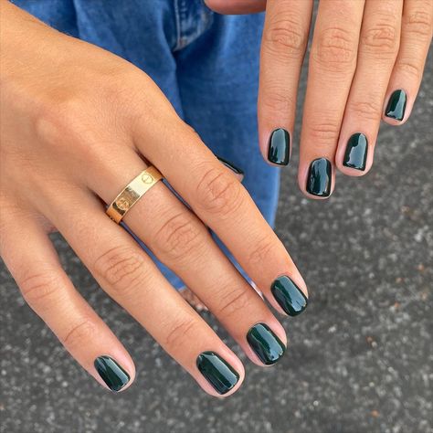 Dark Green Summer Nails, Dark Summer Nails Colors, Summer Dark Nails, Dark Nails Ideas, 2024 Nail Colors, Dark Summer Nails, Mini Nails, Pamper Days, Cute Nail Colors